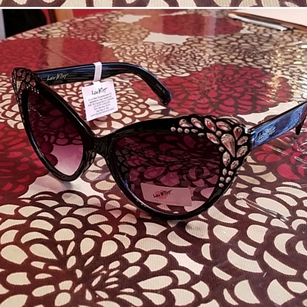 NWT Betsey Johnson sunglasses - Picture 3 of 6